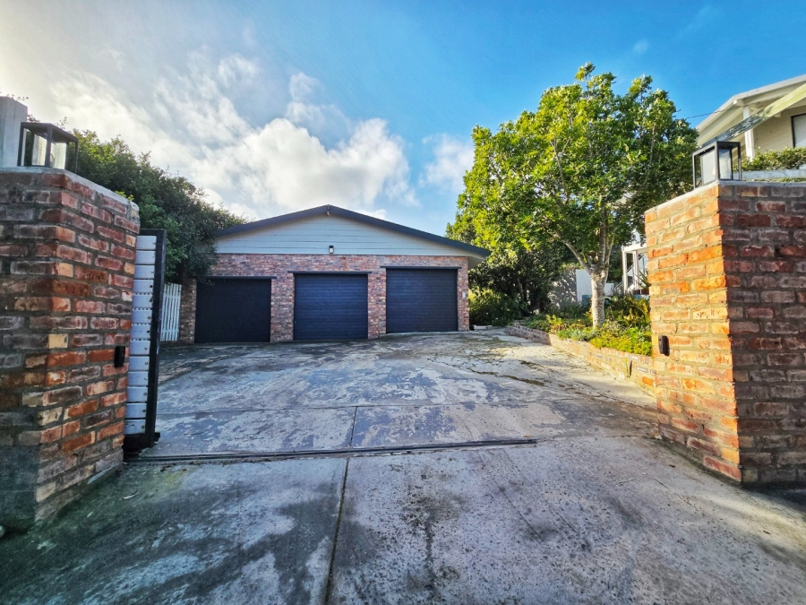 7 Bedroom Property for Sale in Kingfisher Creek Western Cape